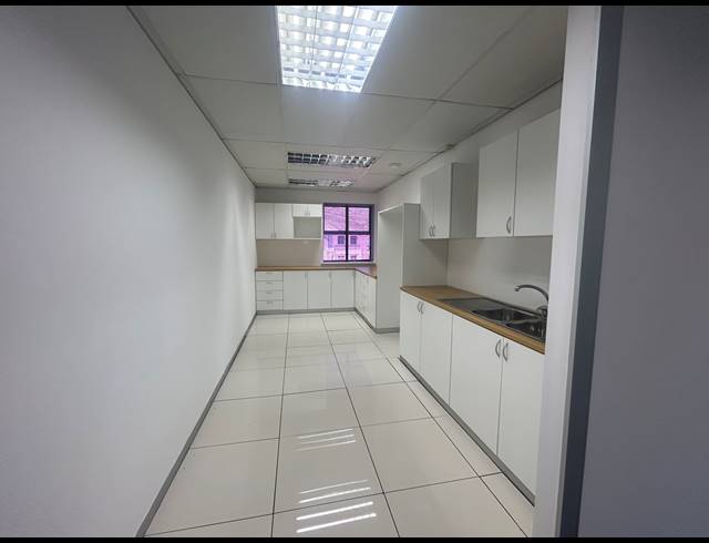 330M² OFFICE TO LET IN KENILWORTH